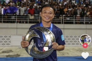 开云体育官网-周通晒冠军奖杯：在中国援建的体育场取三连冠，满满的骄傲和自豪