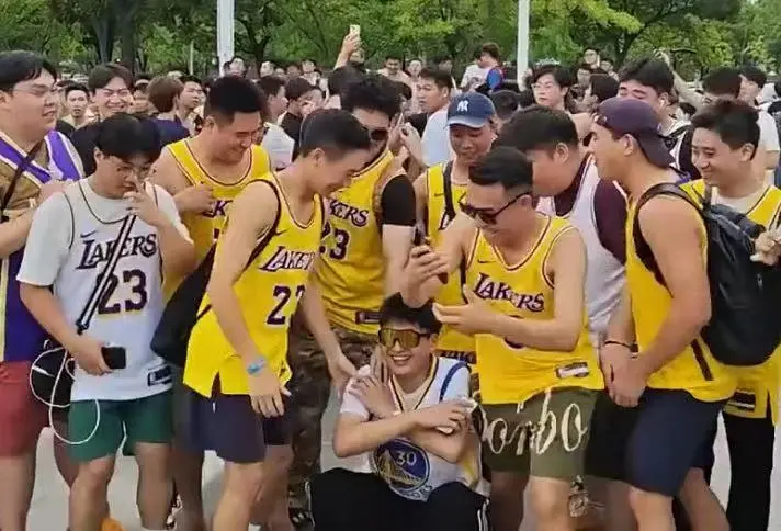 开云体育下载-瑟瑟发抖！詹姆斯中国行现场有球迷穿库里球衣