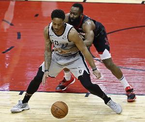 开云体育下载-贝弗利：人们没意识到哈登在防守端的手活 他很会把握时机破坏球